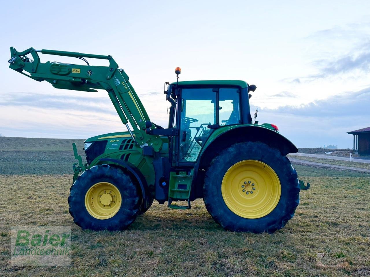 Traktor del tipo John Deere 6120M, Gebrauchtmaschine en OBERNDORF-HOCHMOESSINGEN (Imagen 1)