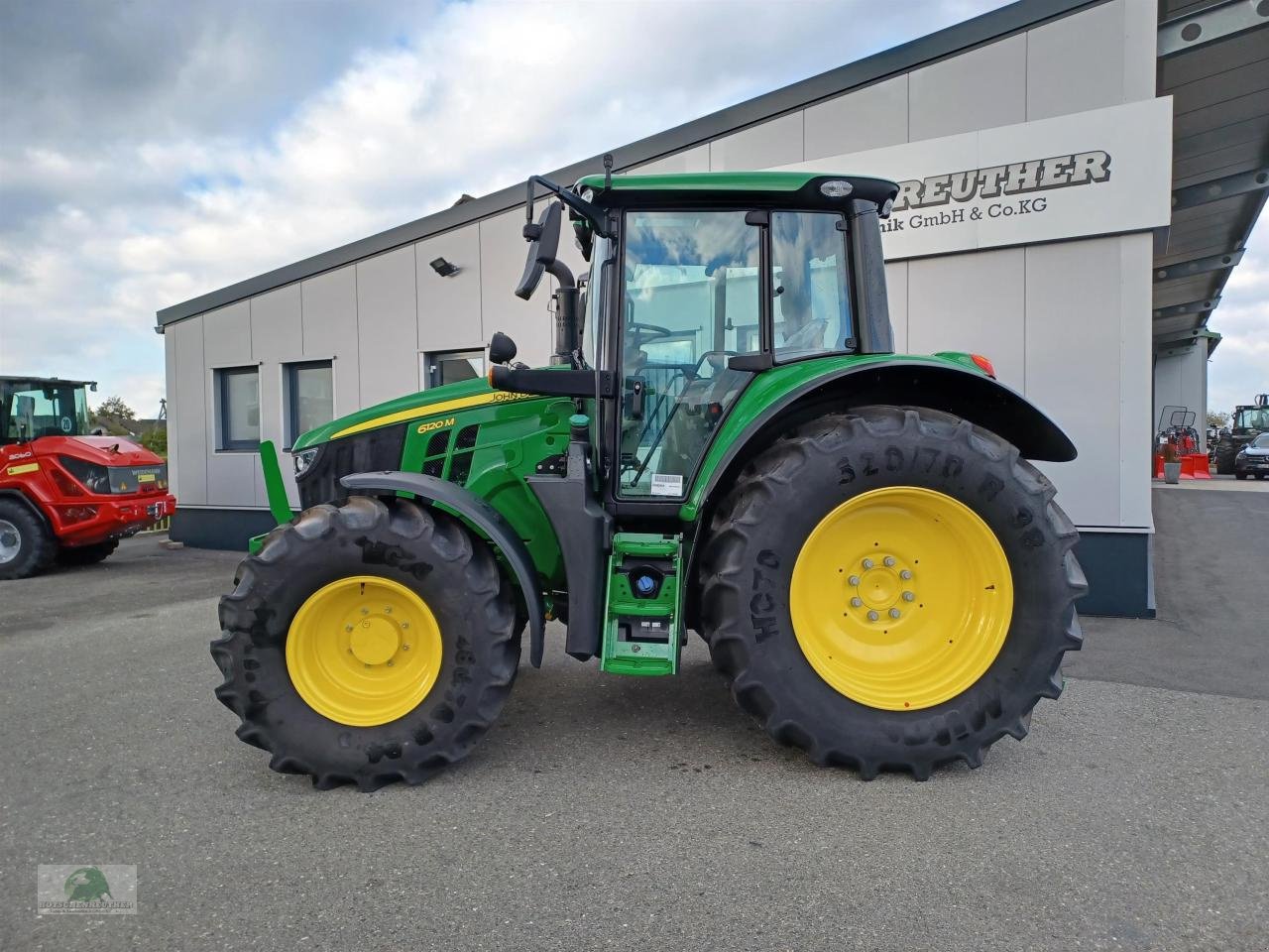 Traktor des Typs John Deere 6120M, Neumaschine in Steinwiesen (Bild 2)