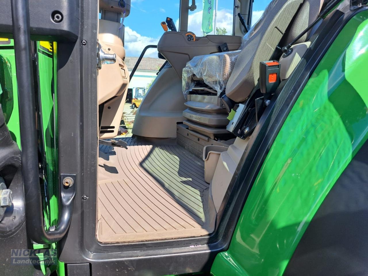 Traktor typu John Deere 6120M, Neumaschine v Schirradorf (Obrázek 8)