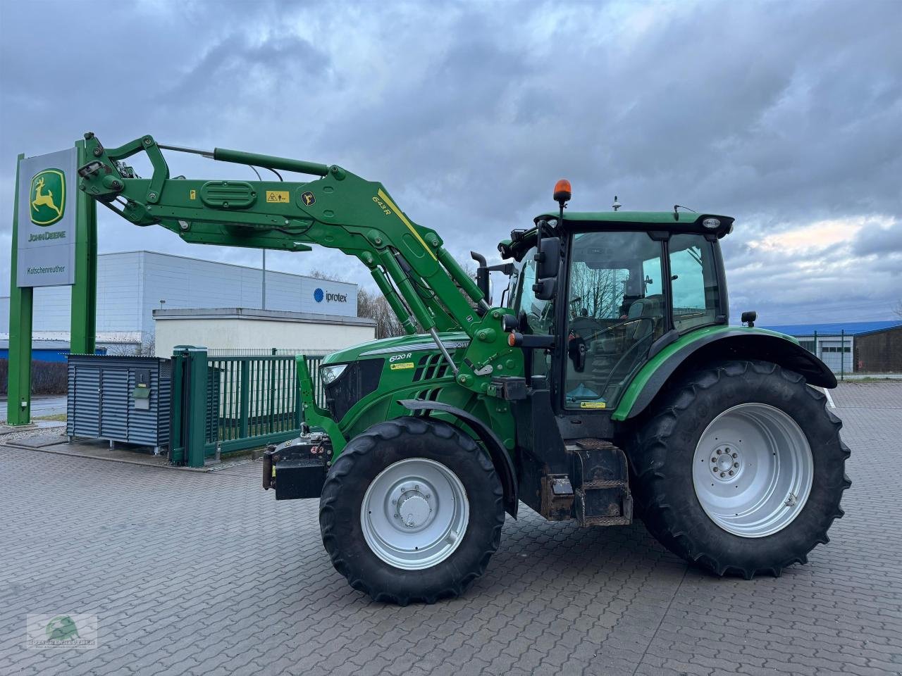 Traktor типа John Deere 6120R Forstausrüstung, Gebrauchtmaschine в Münchberg (Фотография 4)