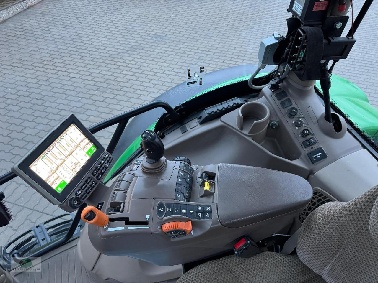 Traktor типа John Deere 6120R Forstausrüstung, Gebrauchtmaschine в Münchberg (Фотография 15)