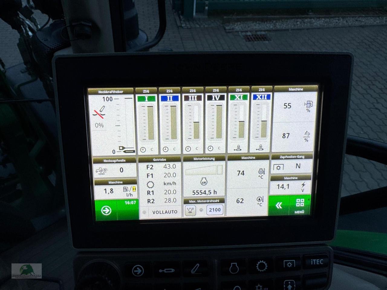 Traktor типа John Deere 6120R Forstausrüstung, Gebrauchtmaschine в Münchberg (Фотография 17)