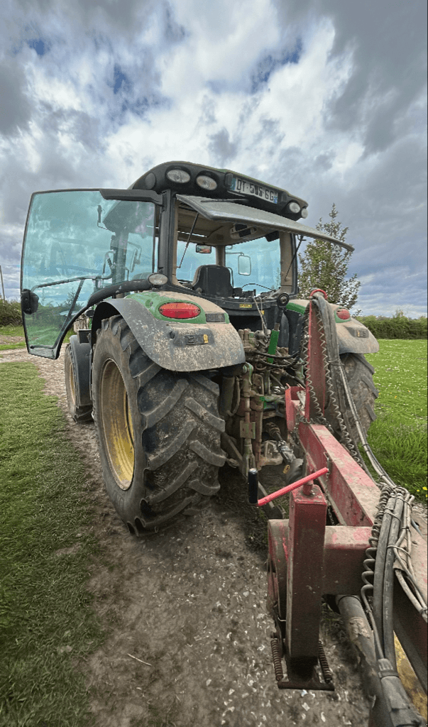 Traktor от тип John Deere 6125R, Gebrauchtmaschine в CINTHEAUX (Снимка 2)