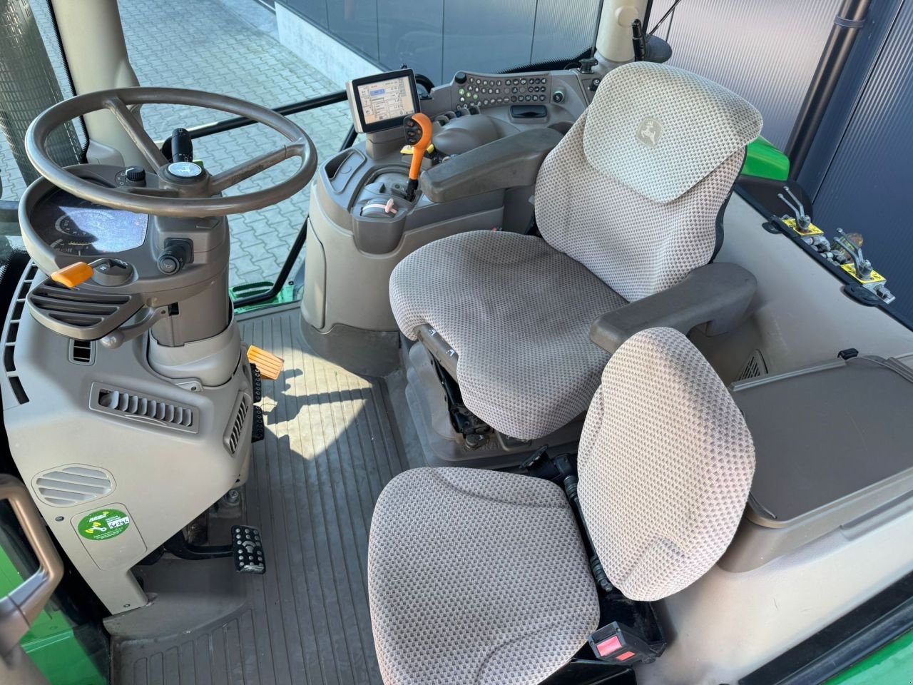 Traktor типа John Deere 6125R, Gebrauchtmaschine в Daarle (Фотография 9)