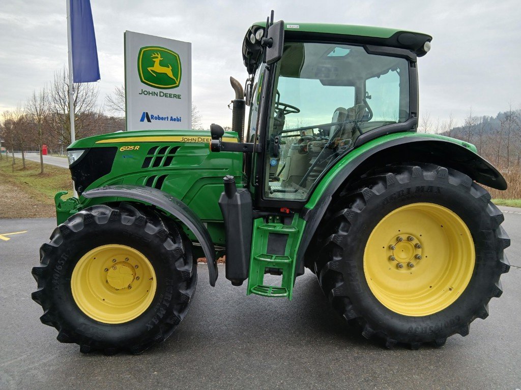 Traktor типа John Deere 6125R, Gebrauchtmaschine в Lengnau (Фотография 1)