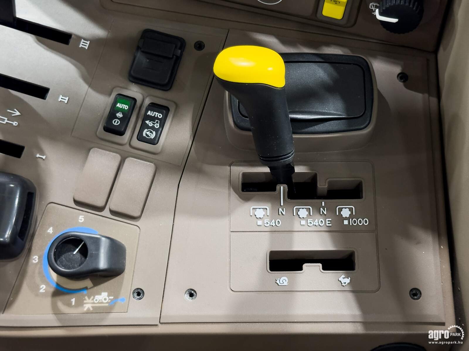 Traktor типа John Deere 6130M, Gebrauchtmaschine в Csengele (Фотография 18)