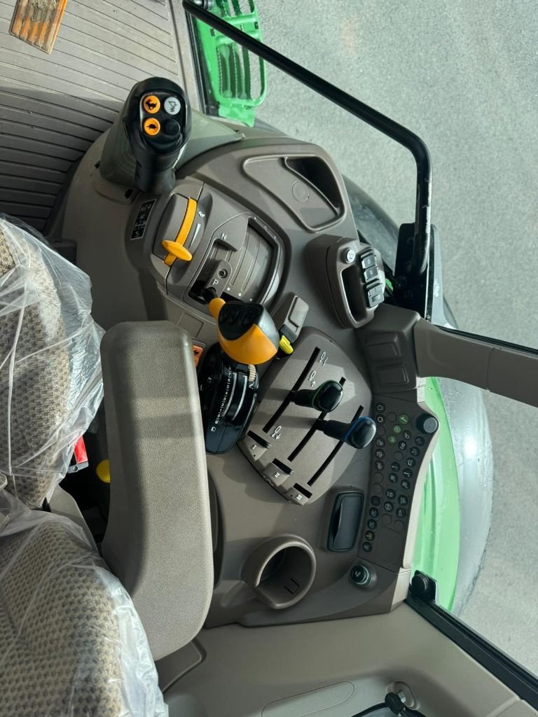 Traktor van het type John Deere 6130M, Gebrauchtmaschine in MONTLUCON (Foto 9)