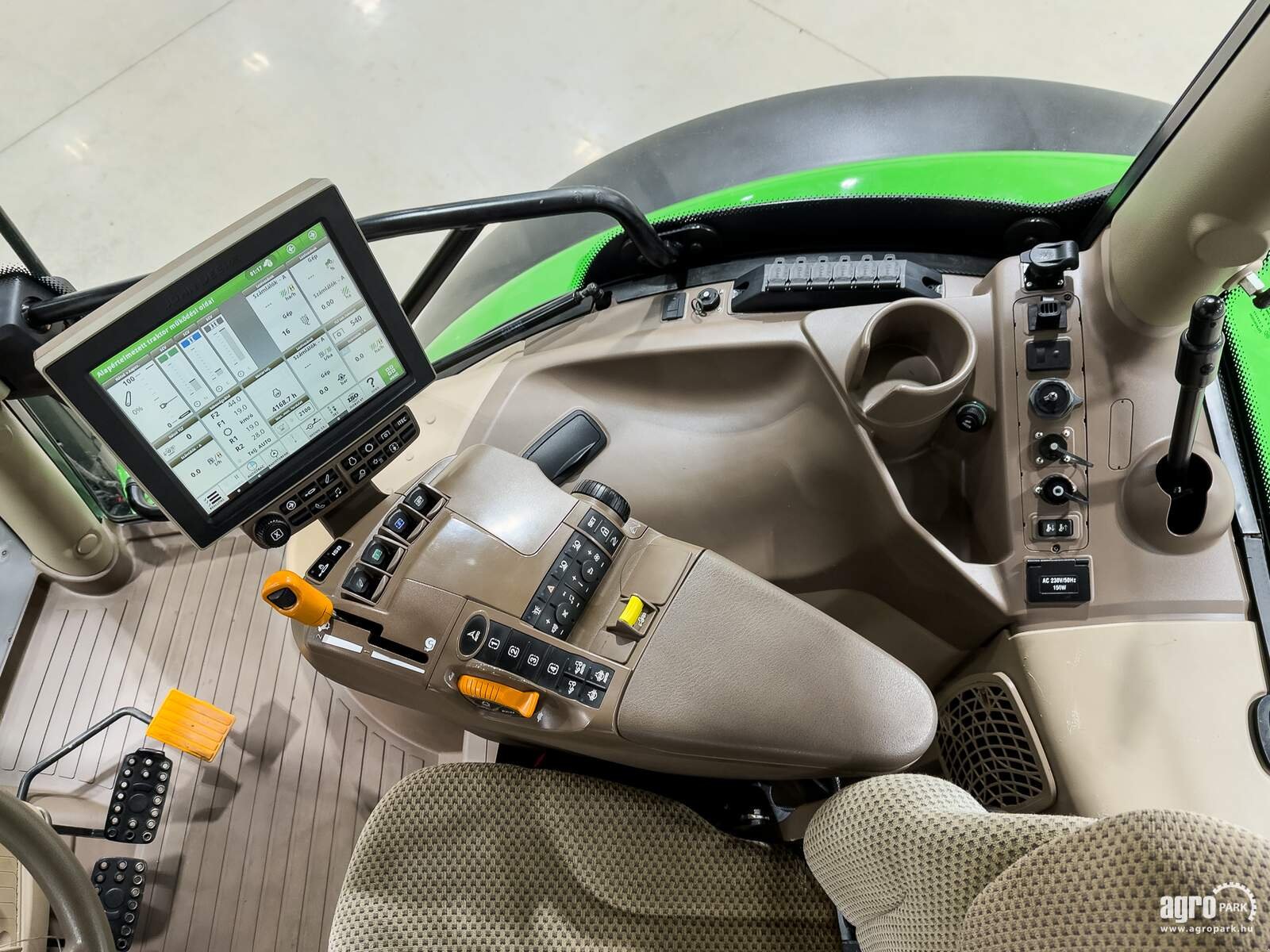 Traktor of the type John Deere 6130R, Gebrauchtmaschine in Csengele (Picture 9)