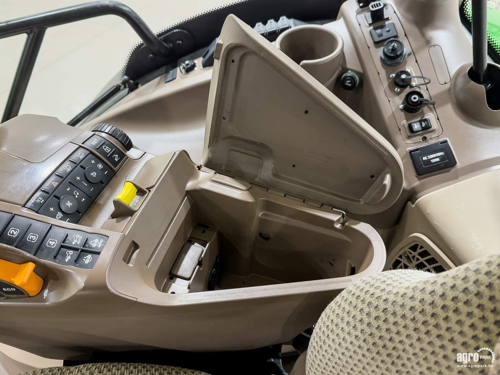 Traktor of the type John Deere 6130R, Gebrauchtmaschine in Csengele (Picture 16)