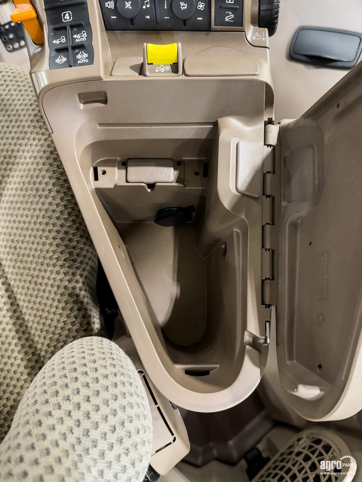 Traktor of the type John Deere 6130R, Gebrauchtmaschine in Csengele (Picture 17)