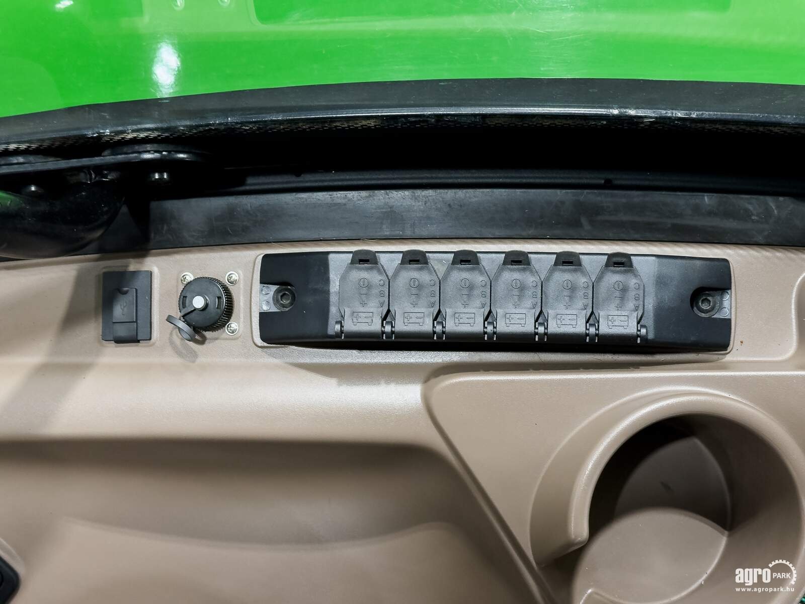 Traktor of the type John Deere 6130R, Gebrauchtmaschine in Csengele (Picture 27)