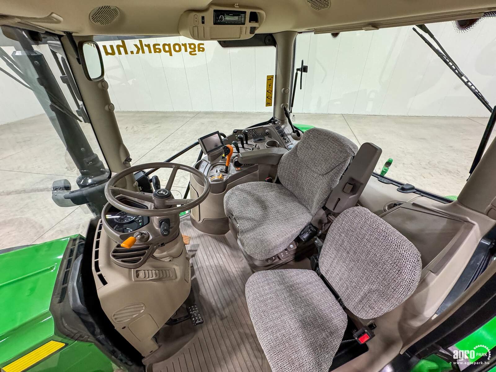 Traktor типа John Deere 6130R, Gebrauchtmaschine в Csengele (Фотография 8)