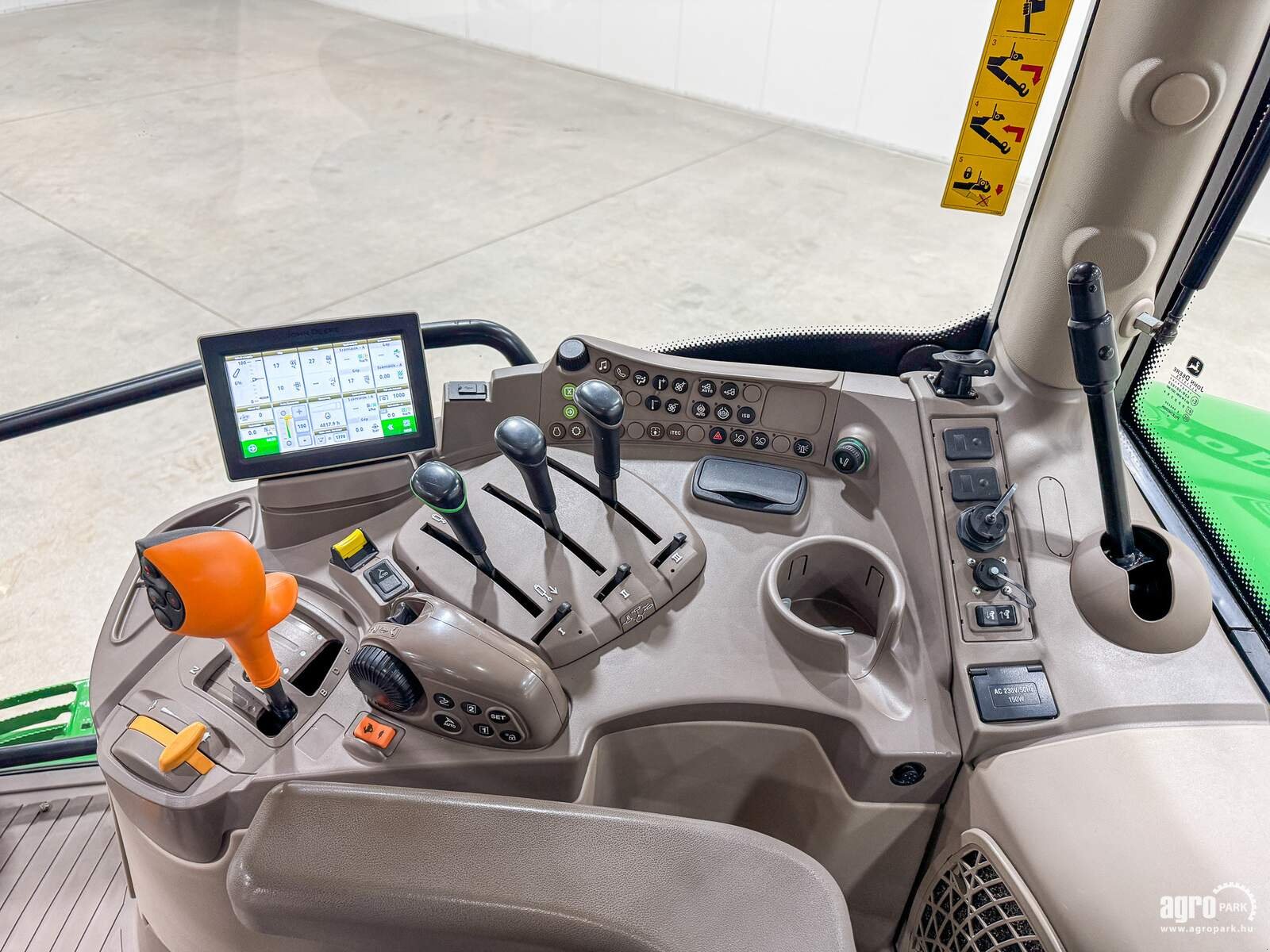 Traktor типа John Deere 6130R, Gebrauchtmaschine в Csengele (Фотография 9)