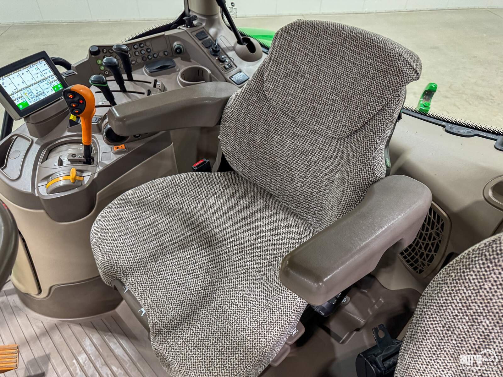 Traktor типа John Deere 6130R, Gebrauchtmaschine в Csengele (Фотография 12)