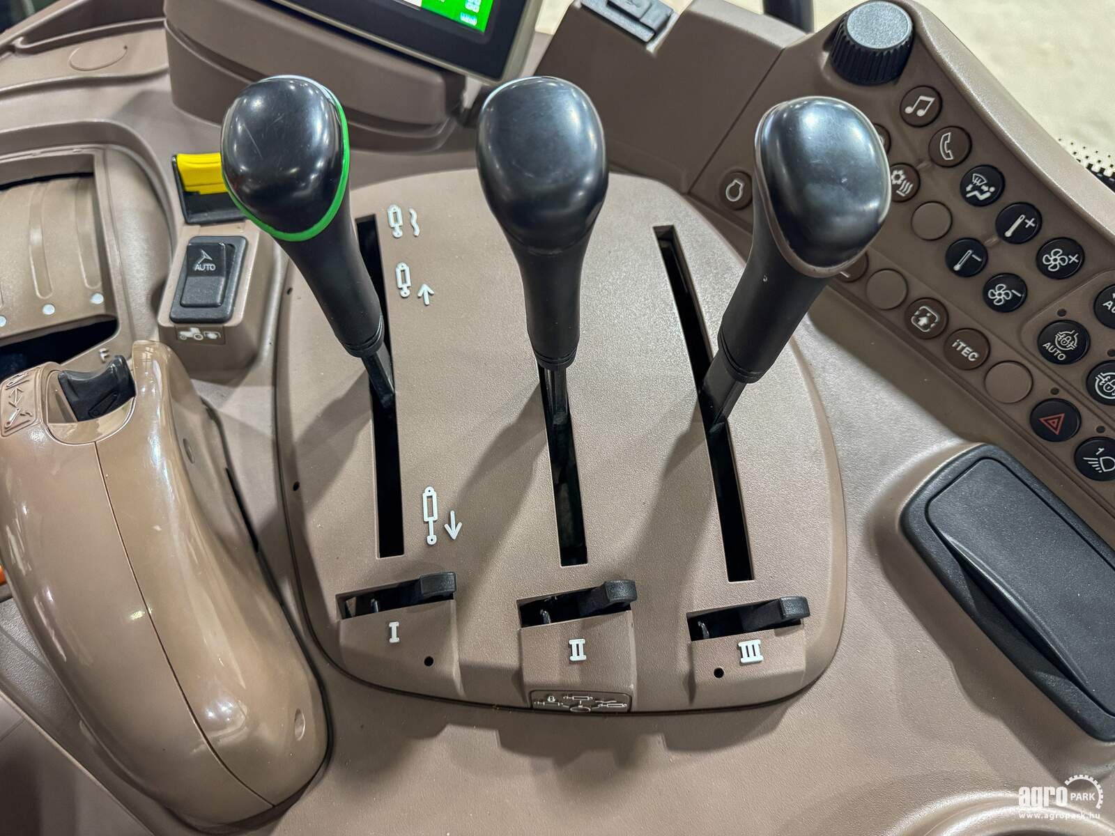 Traktor типа John Deere 6130R, Gebrauchtmaschine в Csengele (Фотография 14)