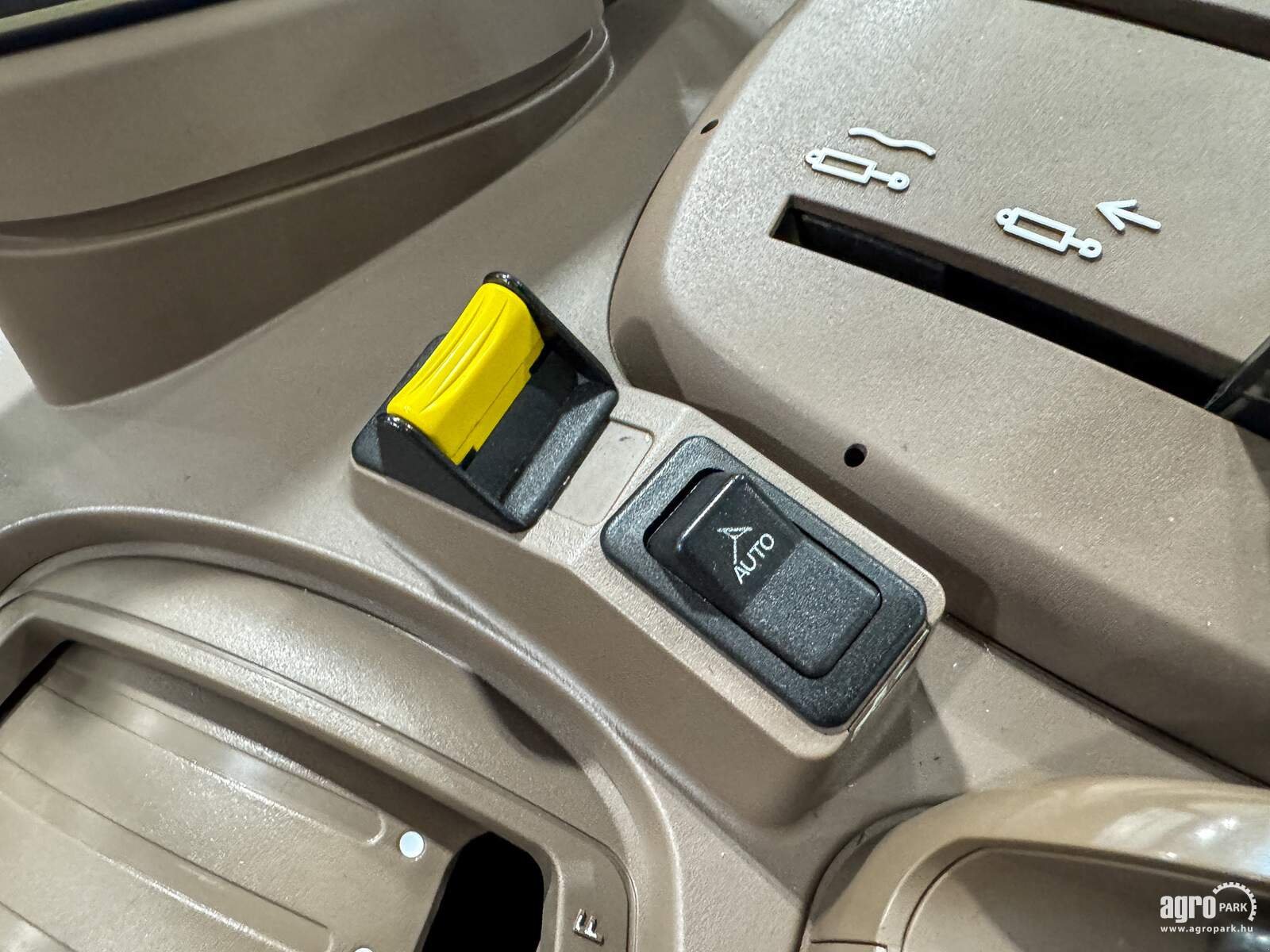 Traktor типа John Deere 6130R, Gebrauchtmaschine в Csengele (Фотография 17)