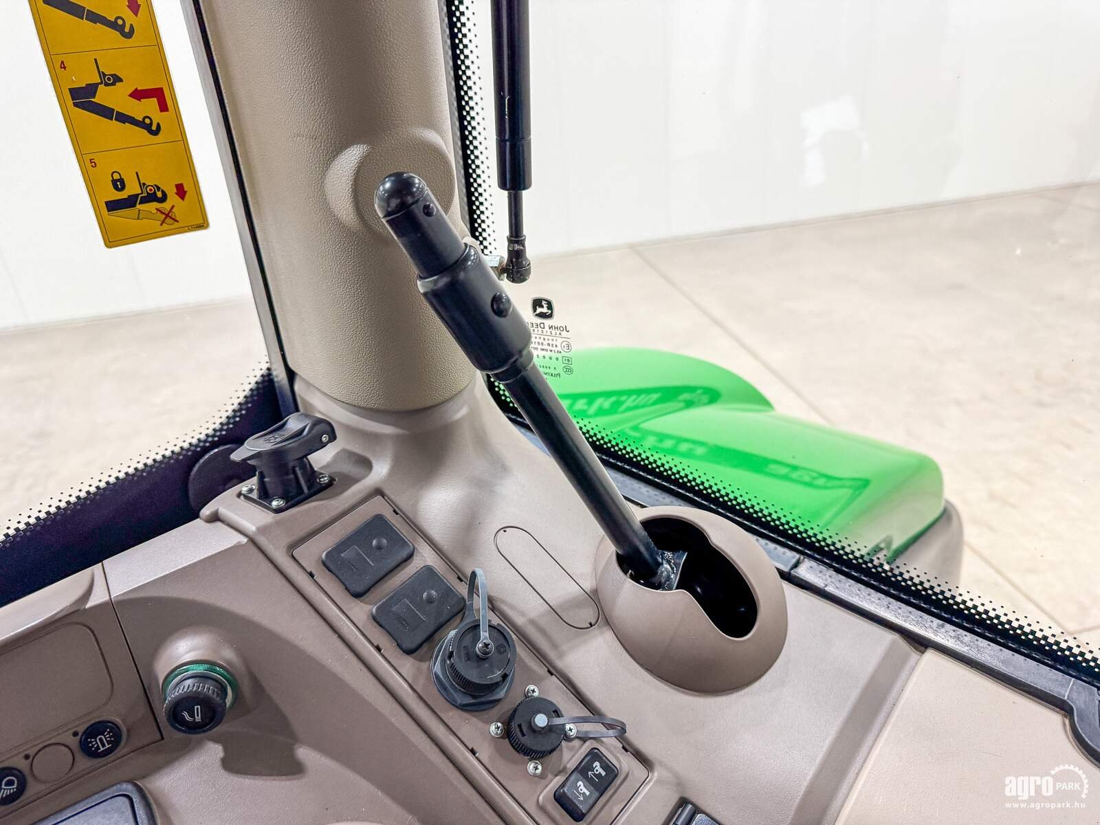 Traktor типа John Deere 6130R, Gebrauchtmaschine в Csengele (Фотография 25)