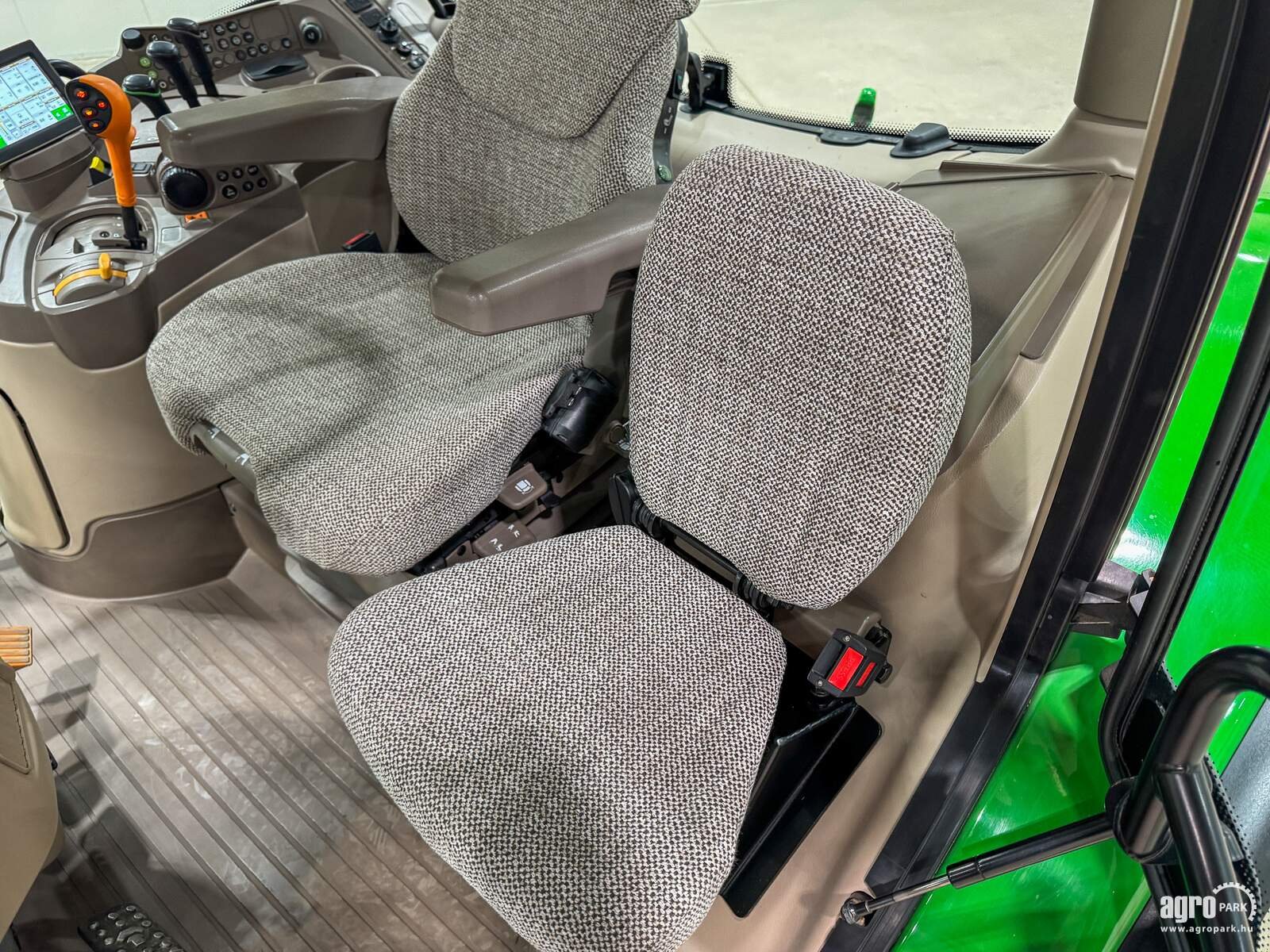 Traktor типа John Deere 6130R, Gebrauchtmaschine в Csengele (Фотография 29)