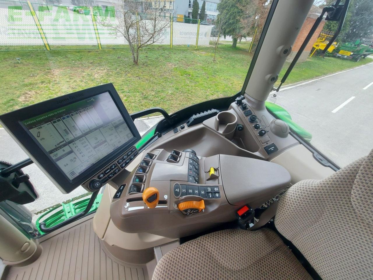 Traktor типа John Deere 6130R, Gebrauchtmaschine в OSIJEK (Фотография 4)