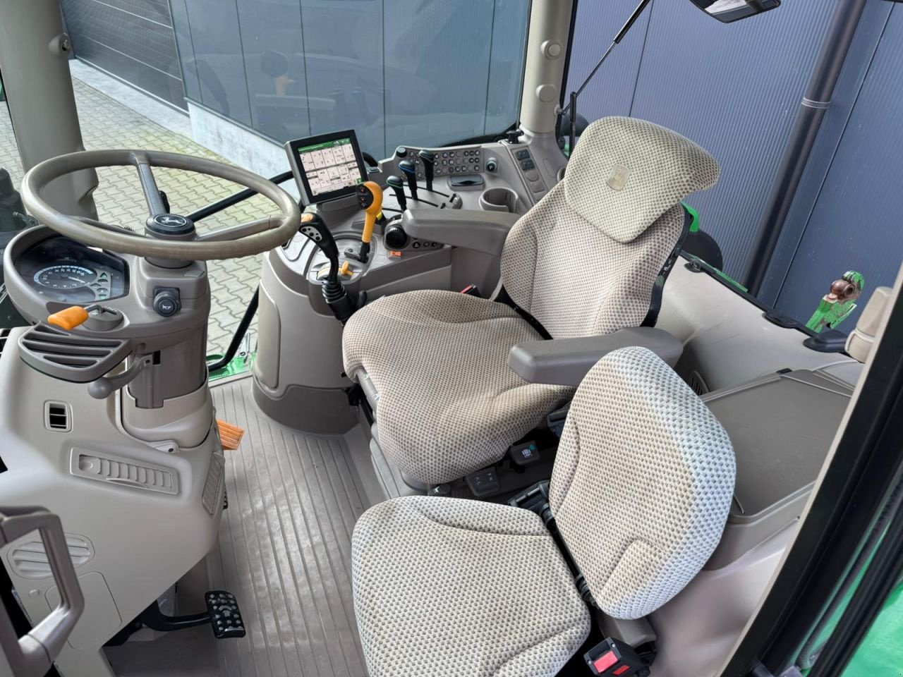 Traktor типа John Deere 6130R, Gebrauchtmaschine в Daarle (Фотография 9)