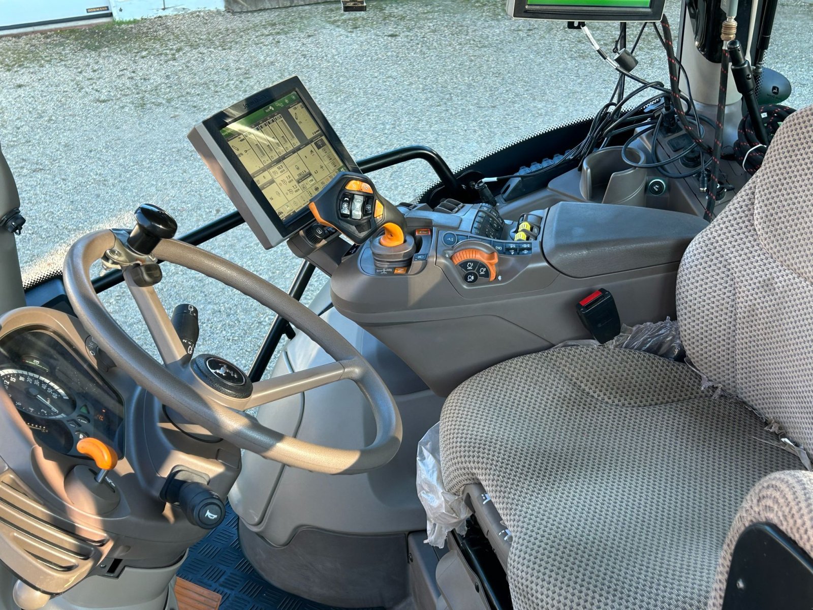 Traktor типа John Deere 6130R, Gebrauchtmaschine в Regensburg (Фотография 7)