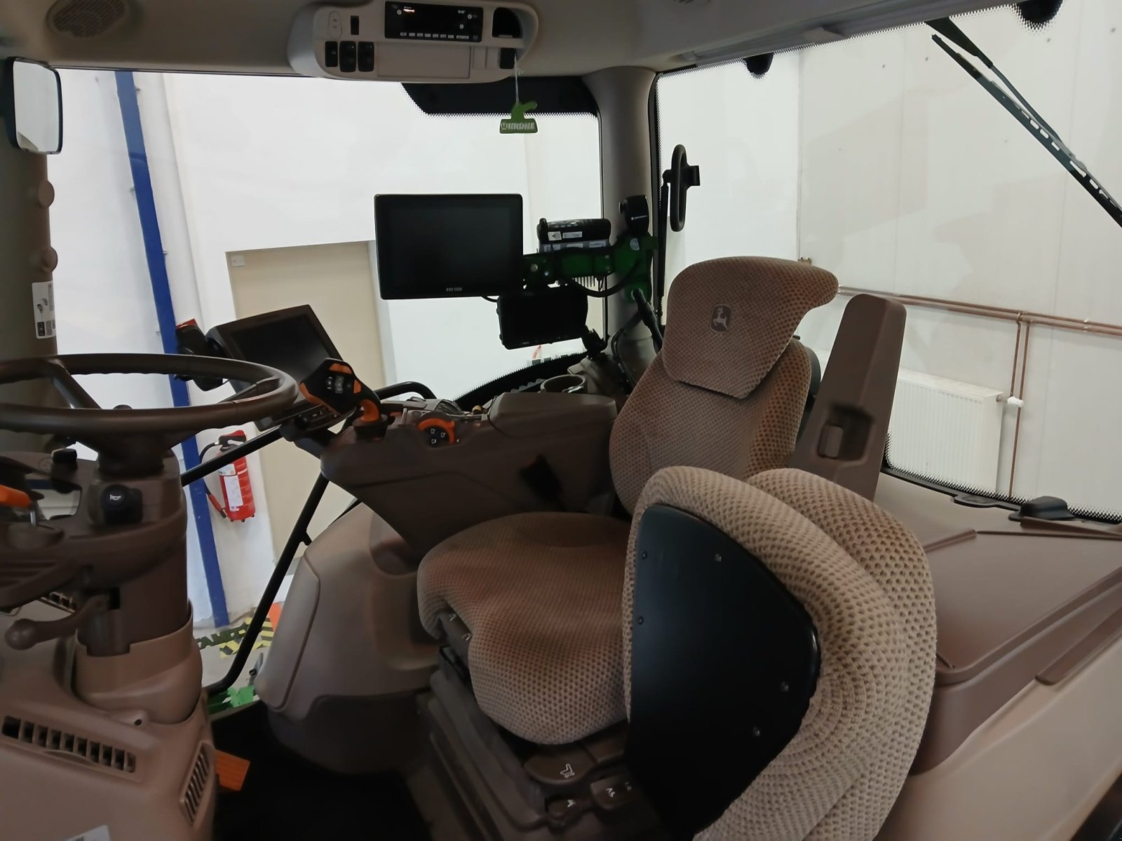 Traktor типа John Deere 6130R, Gebrauchtmaschine в Friedberg-Derching (Фотография 11)