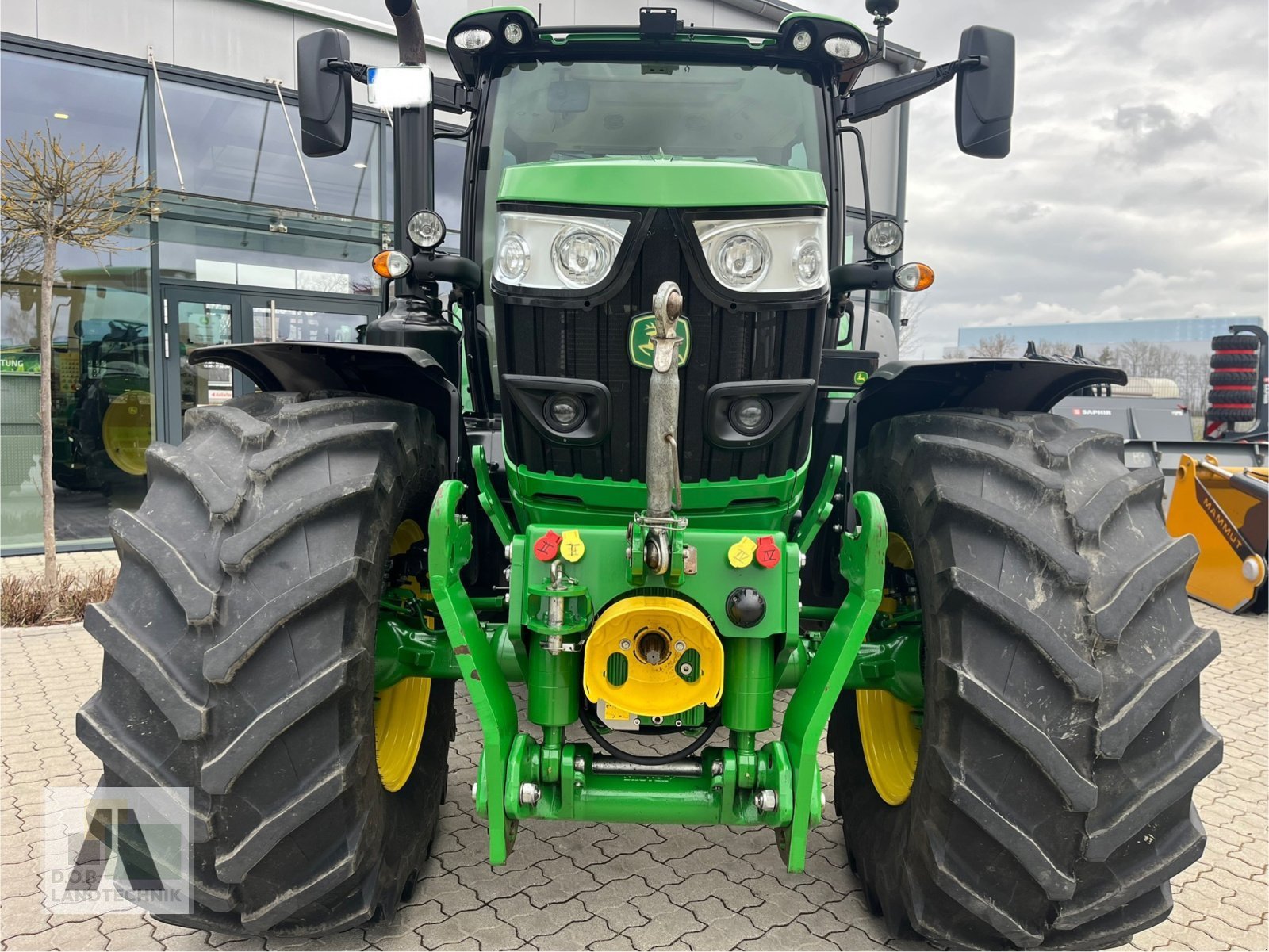 Traktor des Typs John Deere 6135 R 6135R, Gebrauchtmaschine in Regensburg (Bild 4)