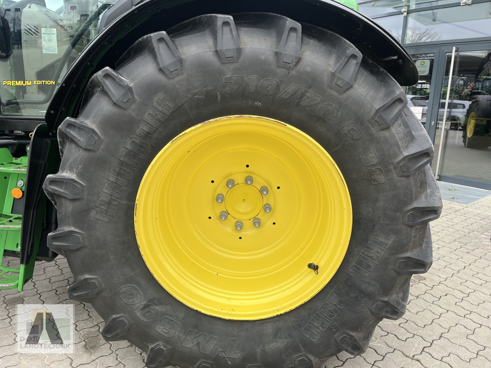 Traktor des Typs John Deere 6135 R 6135R, Gebrauchtmaschine in Regensburg (Bild 8)