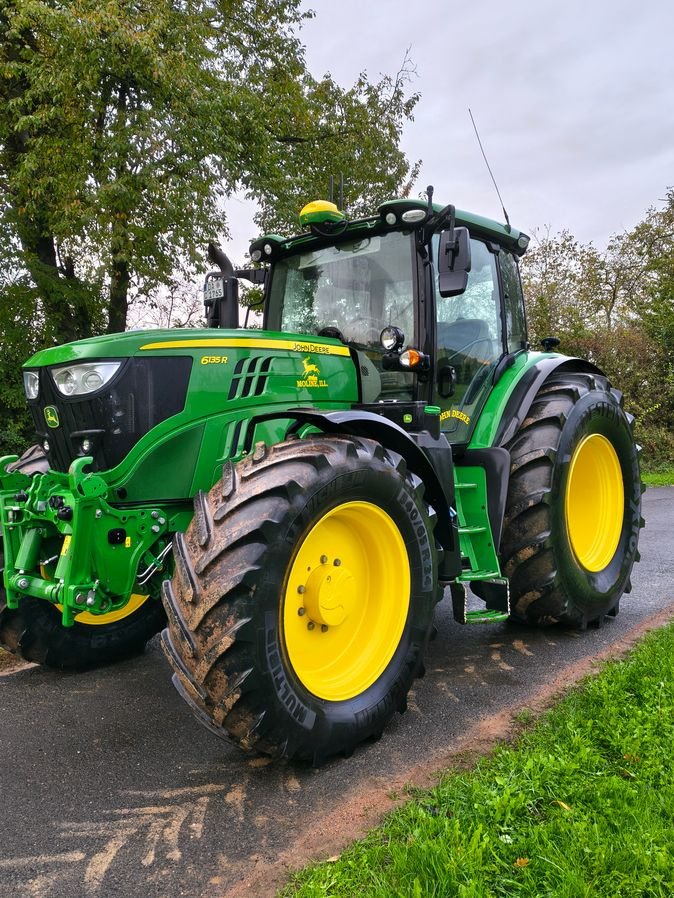 Traktor типа John Deere 6135 R, Gebrauchtmaschine в Schaafheim (Фотография 1)