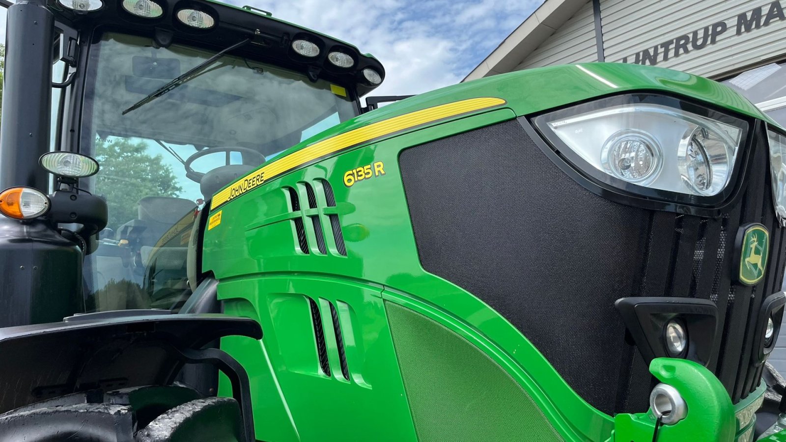 Traktor of the type John Deere 6135R Krybegear, frontlift, TLS Affjedret foraksel og affjedret kabine samt luft anlæg, Gebrauchtmaschine in Lintrup (Picture 18)