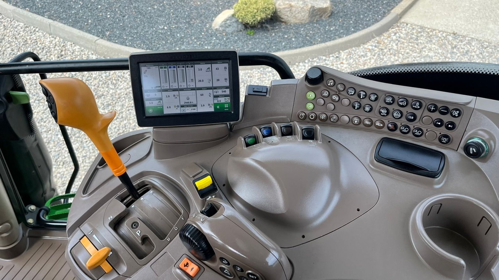 Traktor of the type John Deere 6135R Krybegear, frontlift, TLS Affjedret foraksel og affjedret kabine samt luft anlæg, Gebrauchtmaschine in Lintrup (Picture 8)