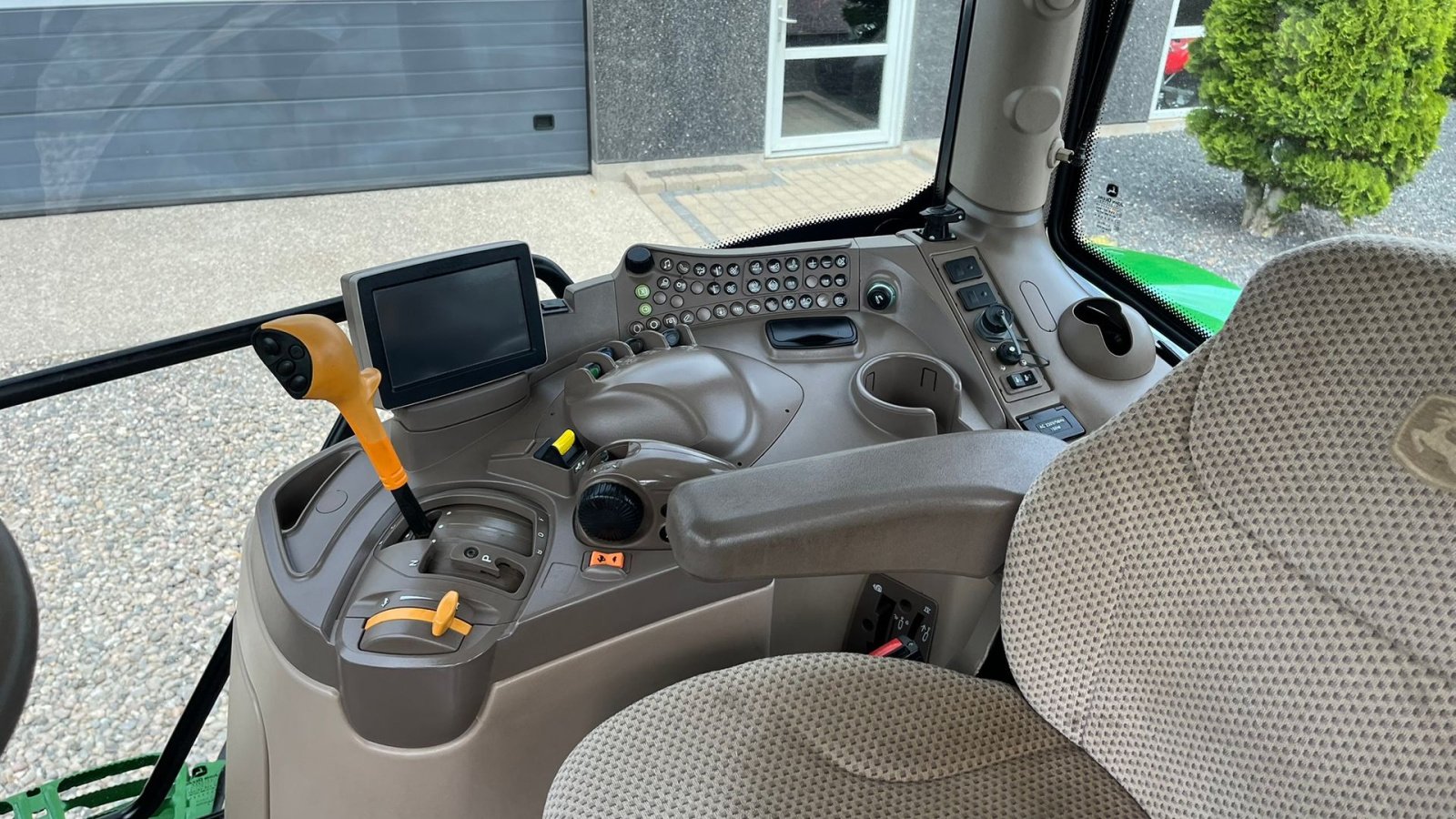 Traktor vrste John Deere 6135R Krybegear, frontlift, TLS Affjedret foraksel og affjedret kabine samt luft anlæg, Gebrauchtmaschine v Lintrup (Slika 7)