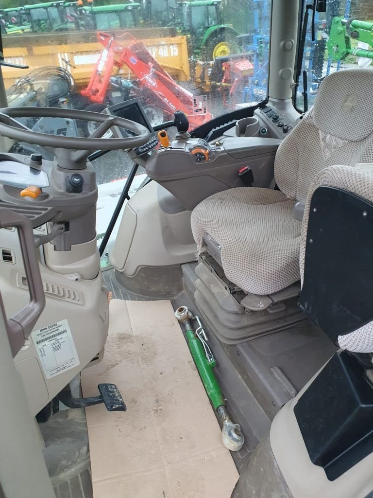 Traktor типа John Deere 6135R, Gebrauchtmaschine в VALOGNES (Фотография 2)