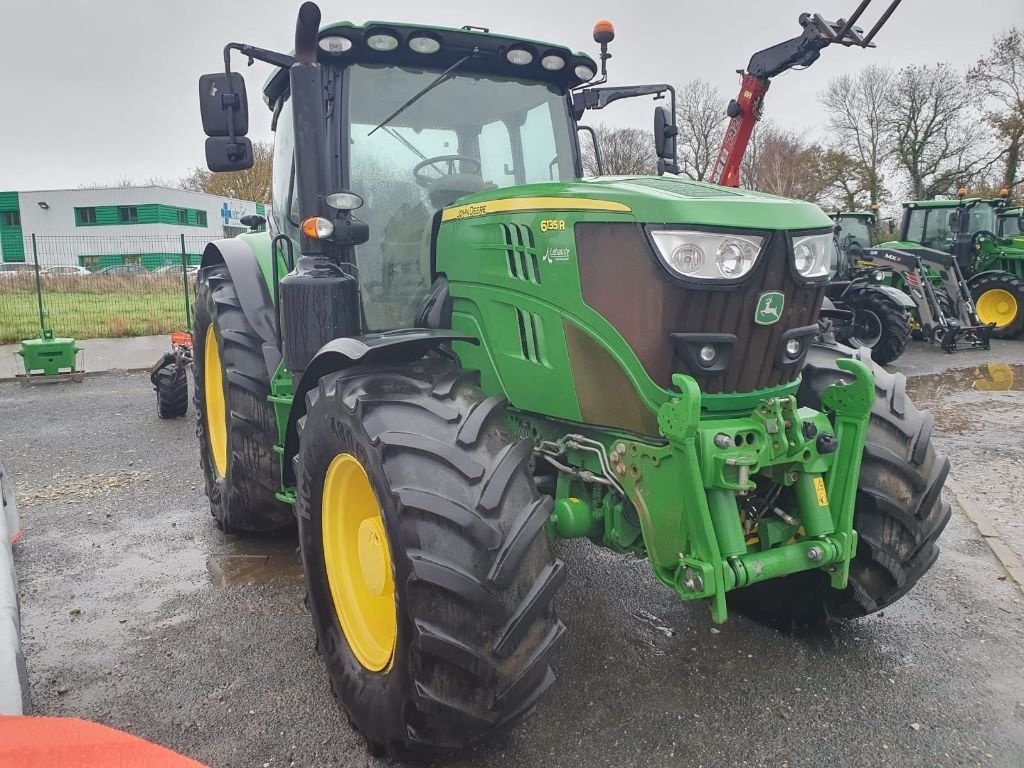 Traktor типа John Deere 6135R, Gebrauchtmaschine в VALOGNES (Фотография 6)