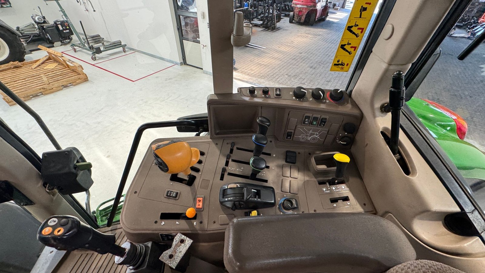 Traktor of the type John Deere 6140M MED TLS AFFJEDRET FORAKSEL, Gebrauchtmaschine in Nørager (Picture 19)