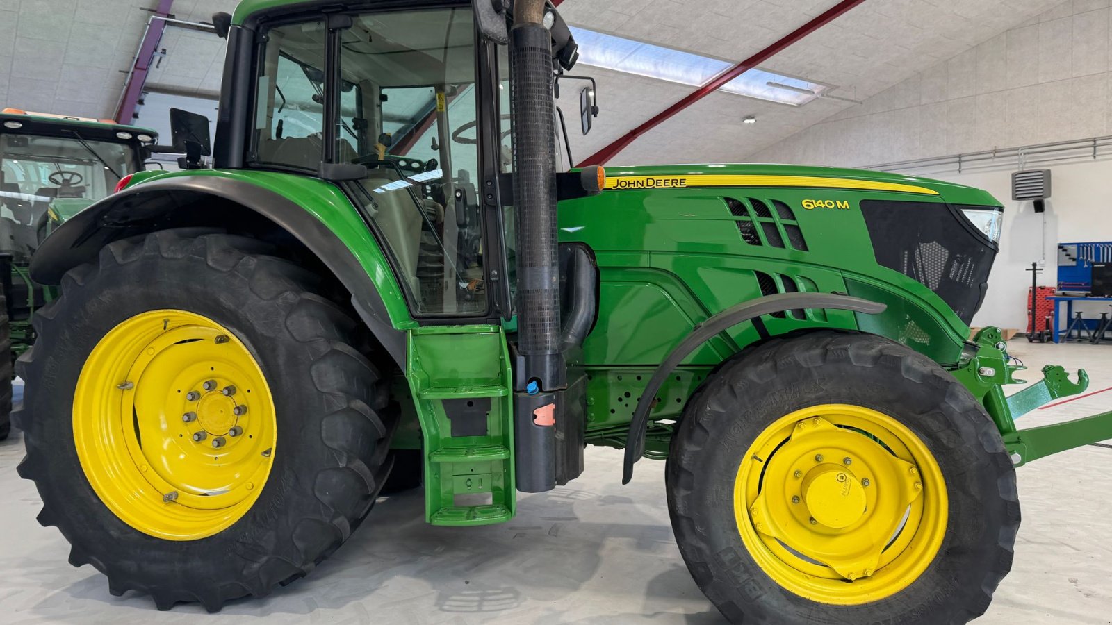 Traktor of the type John Deere 6140M MED TLS AFFJEDRET FORAKSEL, Gebrauchtmaschine in Nørager (Picture 10)