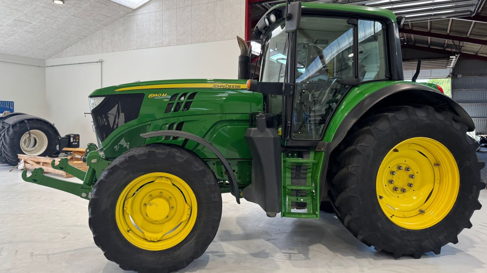 Traktor of the type John Deere 6140M MED TLS AFFJEDRET FORAKSEL, Gebrauchtmaschine in Nørager (Picture 3)