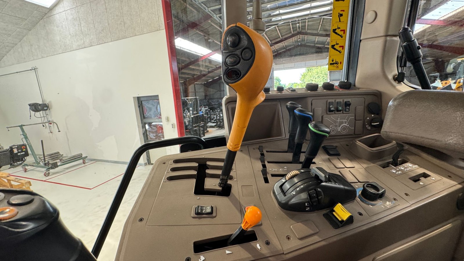 Traktor of the type John Deere 6140M MED TLS AFFJEDRET FORAKSEL, Gebrauchtmaschine in Nørager (Picture 20)