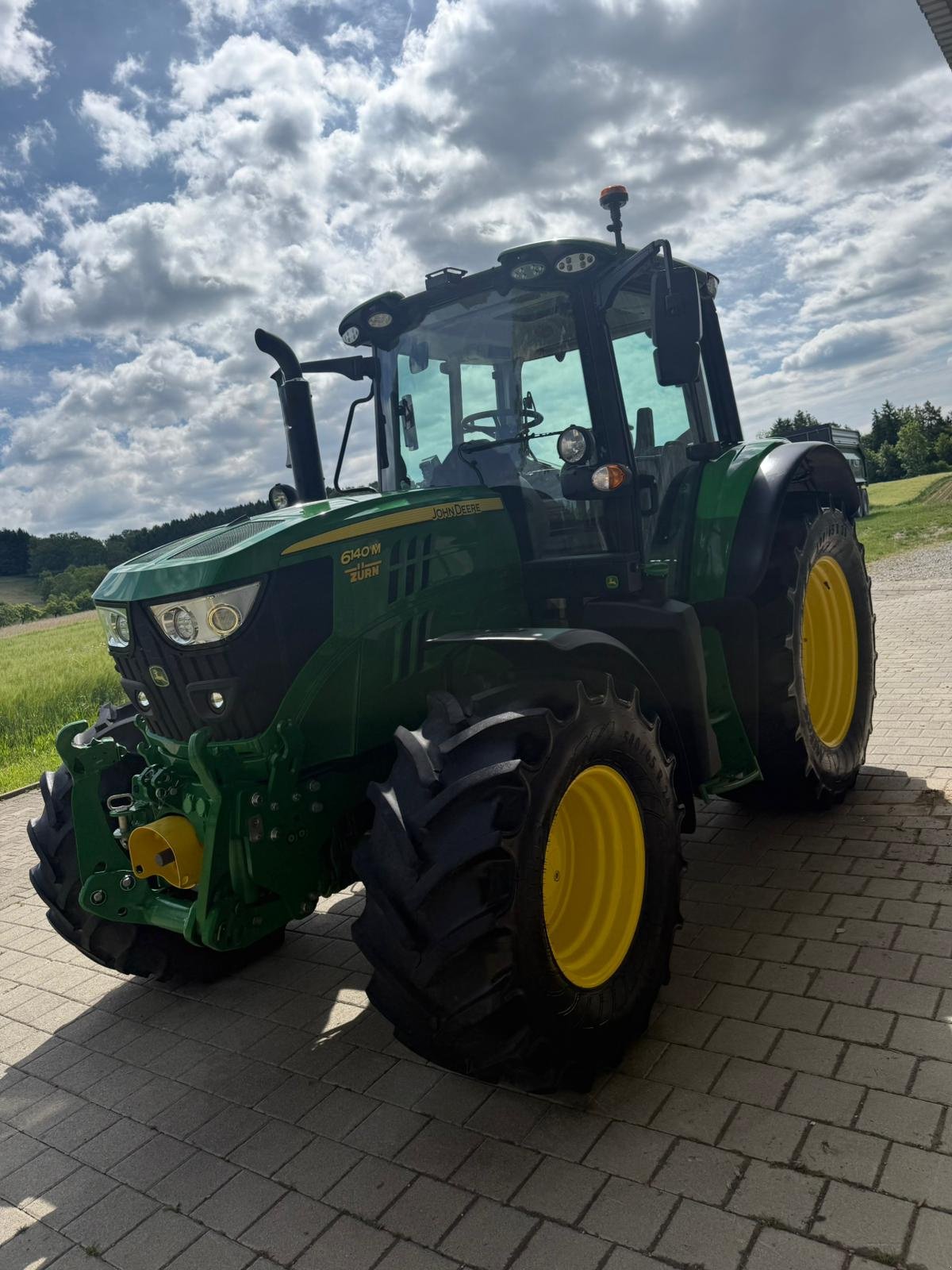 Traktor van het type John Deere 6140M, Gebrauchtmaschine in Herdwangen-Schönach (Foto 2)