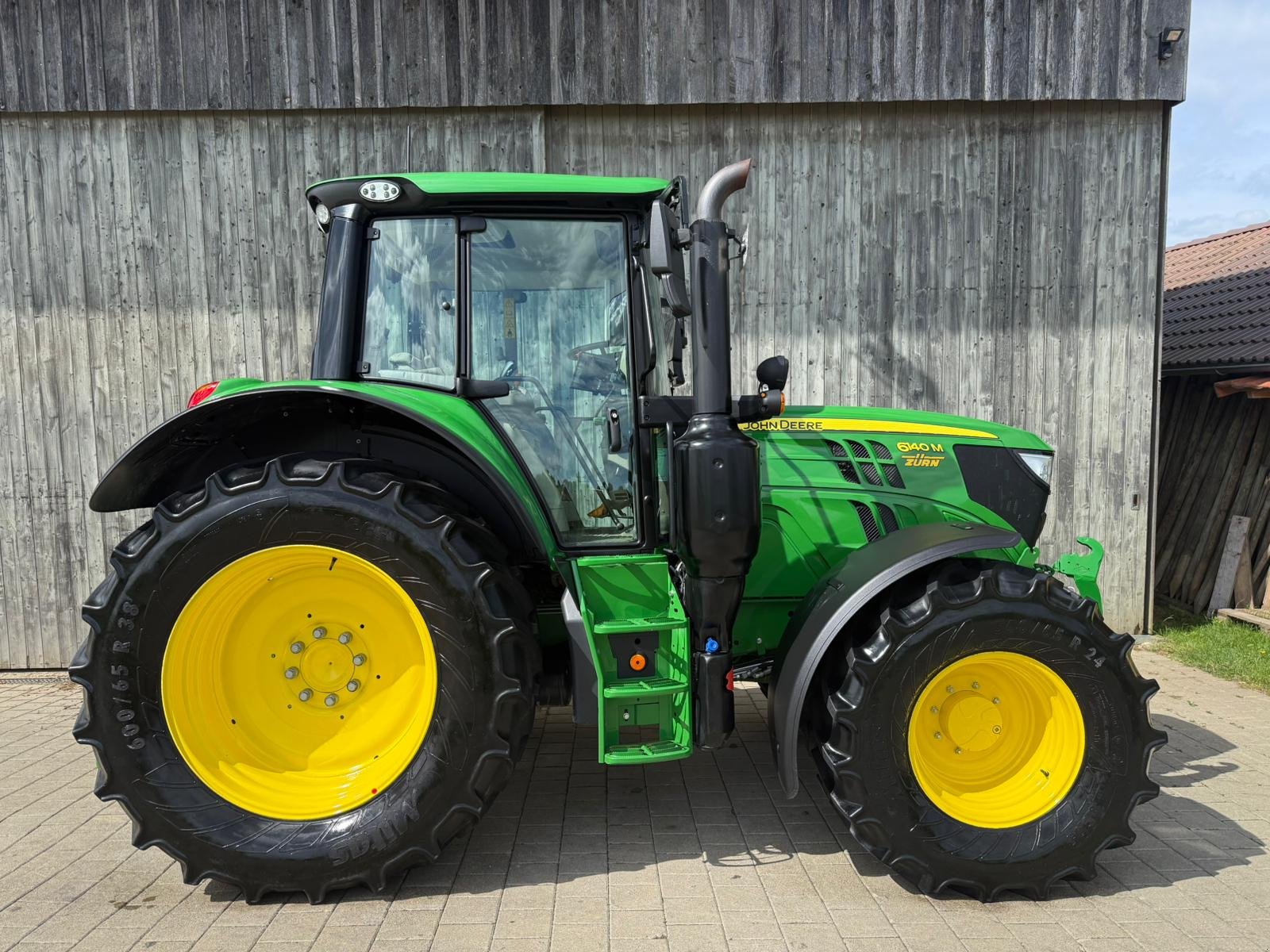 Traktor van het type John Deere 6140M, Gebrauchtmaschine in Herdwangen-Schönach (Foto 3)