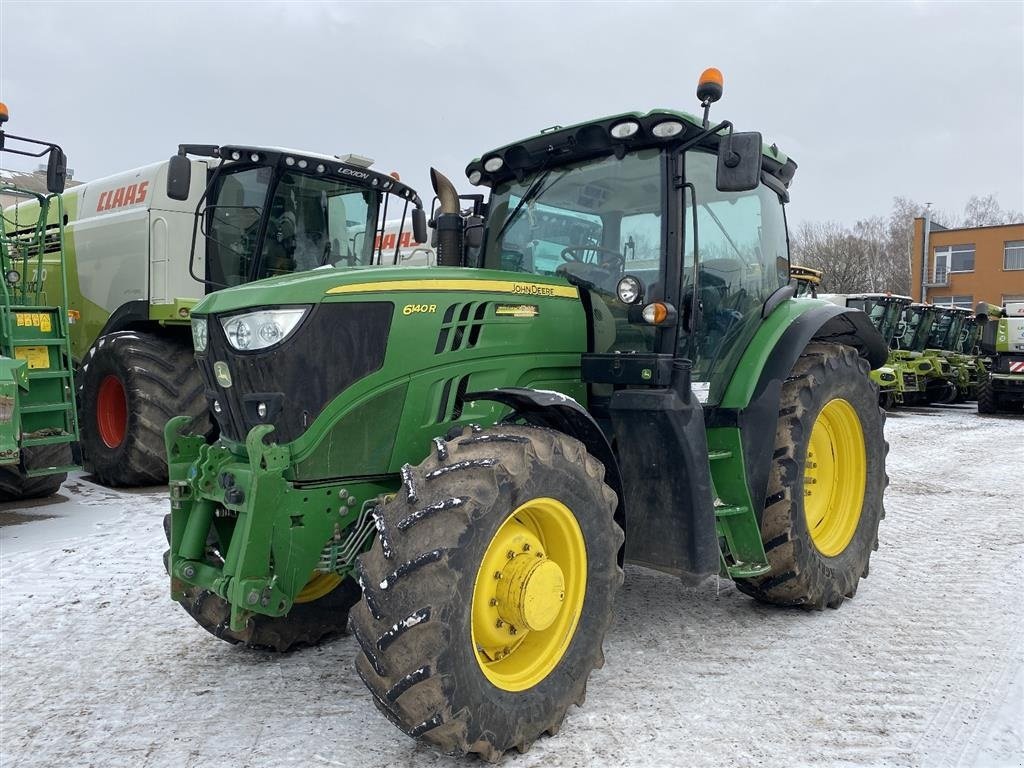 Traktor van het type John Deere 6140R Front lift. Command Center 3 monitor. Klar til auto steer.  Mange paa lager. Ring til Ulrik 0045-40255544, Gebrauchtmaschine in Kolding (Foto 1)