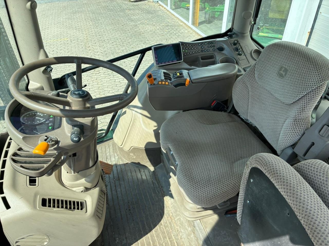 Traktor от тип John Deere 6140R, Gebrauchtmaschine в Trige (Снимка 10)