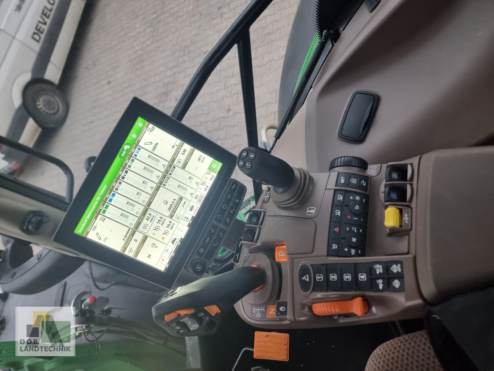 Traktor typu John Deere 6145R 6145 R mit Konsolen, Gebrauchtmaschine v Regensburg (Obrázek 15)