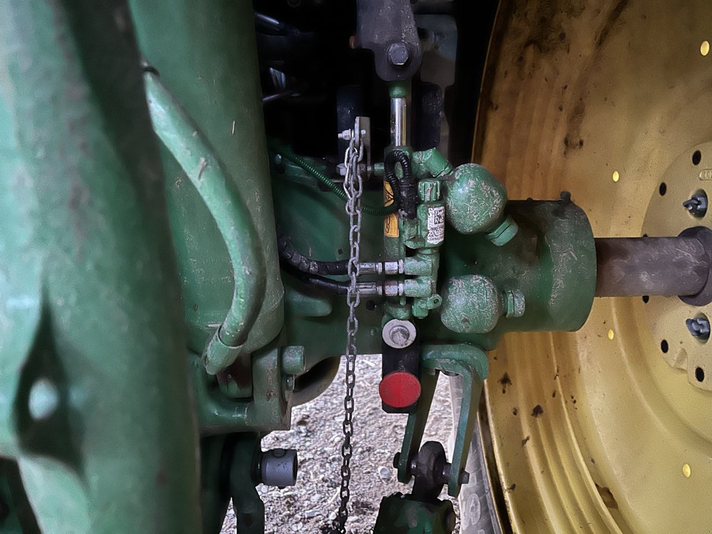 Traktor от тип John Deere 6145R, Gebrauchtmaschine в ATHIS (Снимка 9)