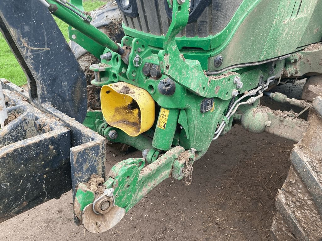Traktor типа John Deere 6145R, Gebrauchtmaschine в azerailles (Фотография 3)
