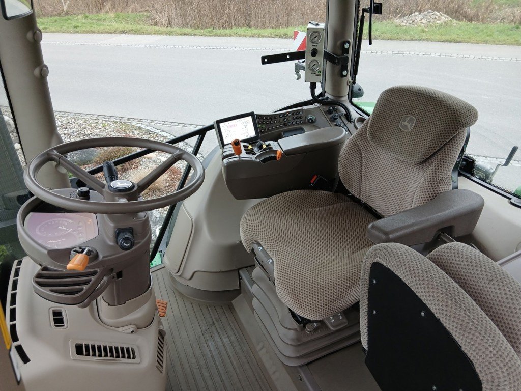 Traktor des Typs John Deere 6150R, Gebrauchtmaschine in Lengnau (Bild 4)