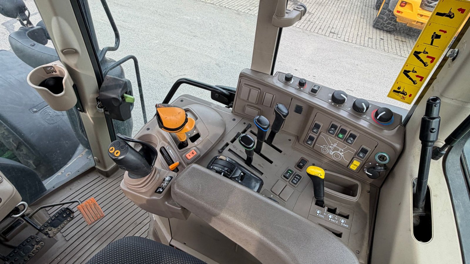 Traktor du type John Deere 6155M KUN 3600 TIMER OG FULD AFFJEDRING!, Gebrauchtmaschine en Nørager (Photo 15)