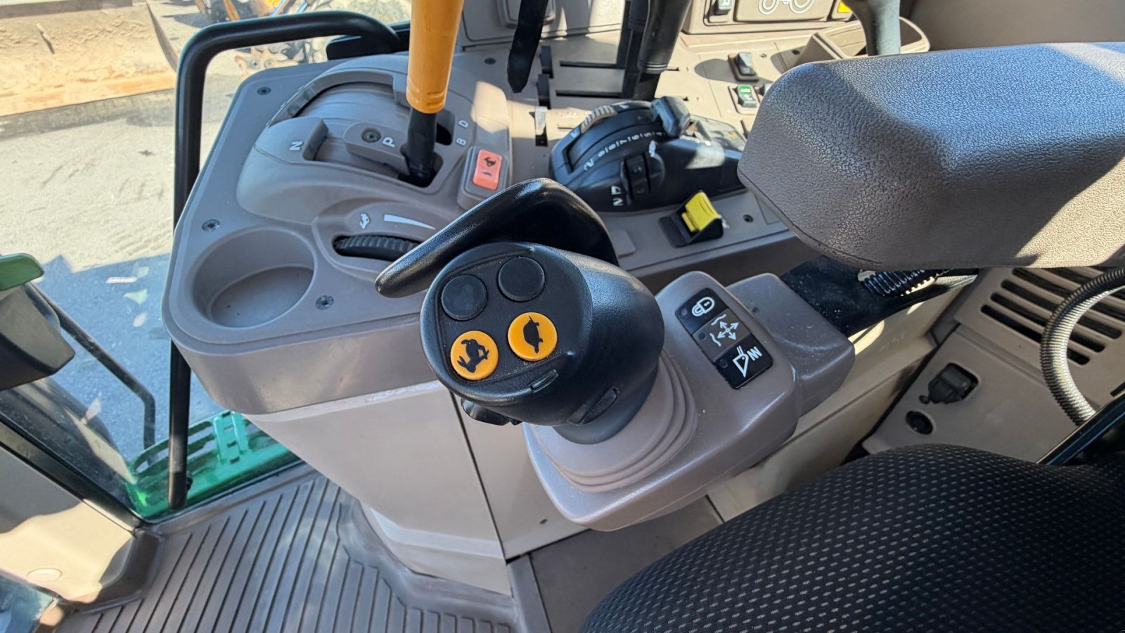 Traktor типа John Deere 6155M KUN 3600 TIMER OG FULD AFFJEDRING!, Gebrauchtmaschine в Nørager (Фотография 14)