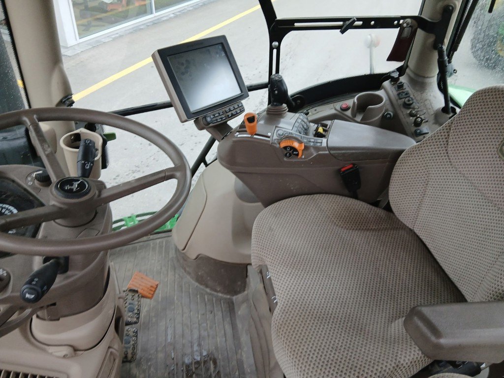 Traktor типа John Deere 6155R, Gebrauchtmaschine в Lengnau (Фотография 6)
