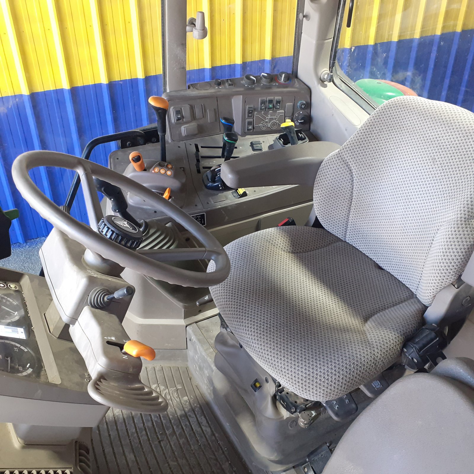 Traktor van het type John Deere 6175 M, Gebrauchtmaschine in HERLIN LE SEC (Foto 8)